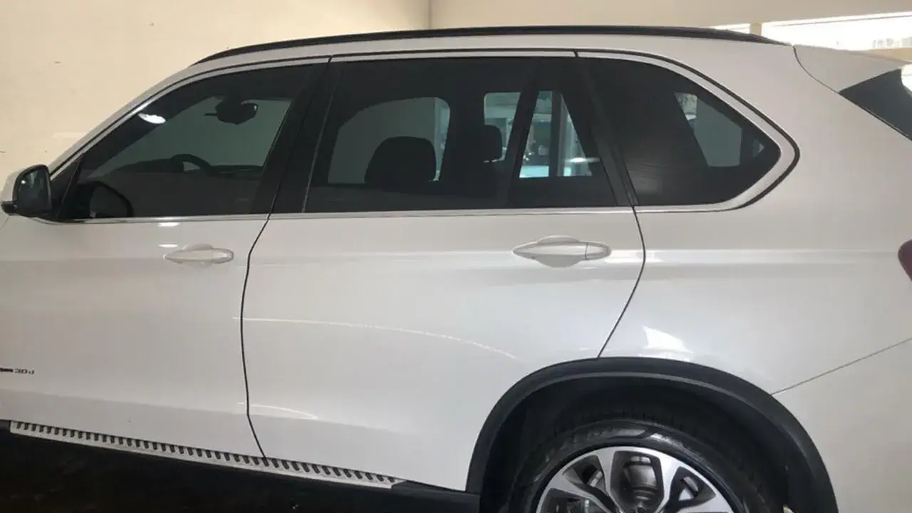 Película de Nano Cerâmica vs. Película Tintada: Qual a melhor para o seu carro?